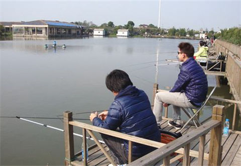 冬季黑坑钓鱼常见问题，通过调整浮漂来解决
