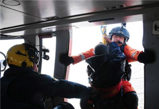 男子海中钓鱼涨潮后被困堤坝，直升机来救援