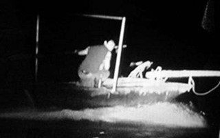 禁渔首日 肇庆西江流域三人顶风电鱼被抓