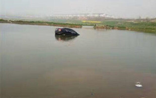 车主在水塘边钓鱼 私家车顺坡溜下府河水塘