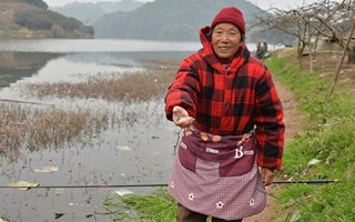 不打麻将不看电视 七旬成都太婆爱钓鱼