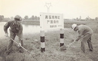 淮安茭陵供电所：安全巡查鱼塘警示牌