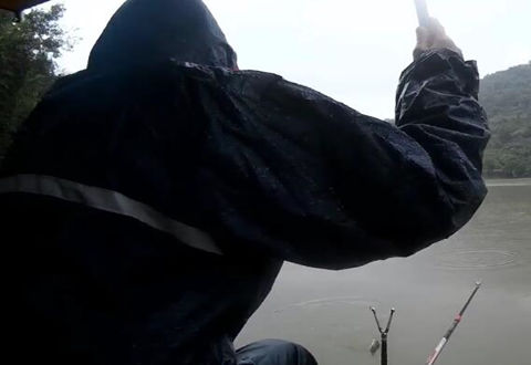 钓鱼实战（六十三）狂风暴雨暴钓鲫鱼 [视频]