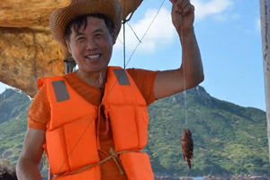 菜鸟初涉海钓 原始装备手丝铁坠钓虎头鱼 [视频]