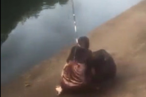两美女钓鲟鱼娇喘连连 旁边的钓友都看不下去了  [视频]