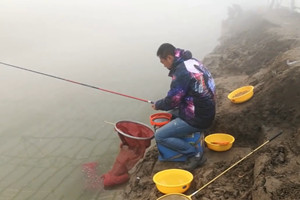 地瓜钓鱼：天津静海小河大棚 肉夹馍钓鲫鱼 [视频]